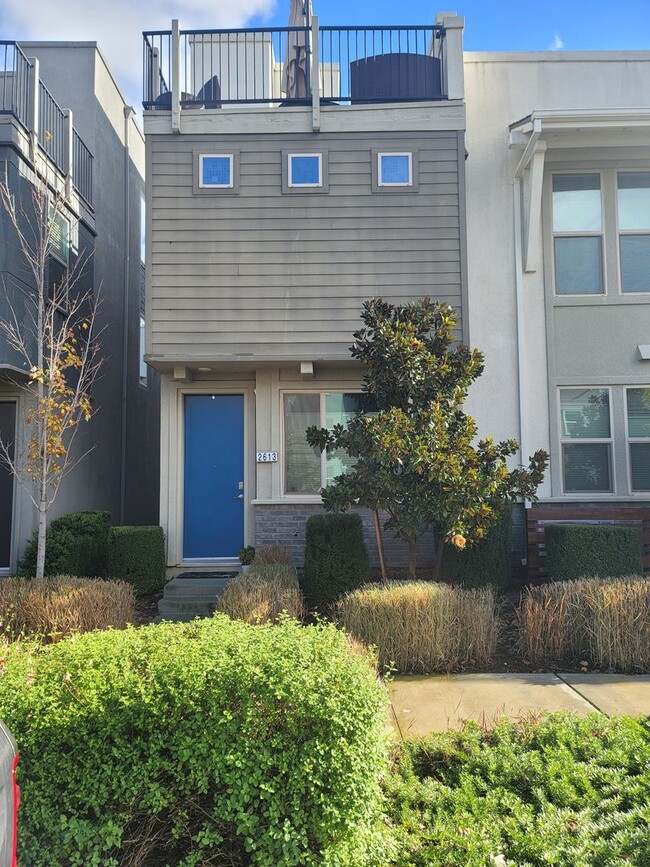 Building Photo - Cozy condo with roof top balcony in Downtown Sacramento
