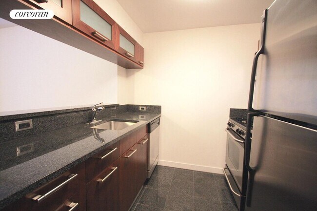 Photo - 121 E 23rd St