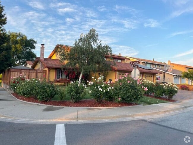 Building Photo - Well located 5-Bedroom 3- bathroom Morgan ... Rental
