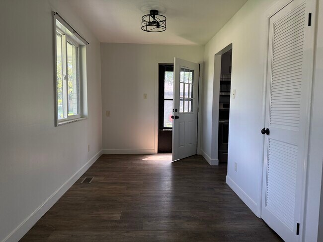 890 N Avon Ave