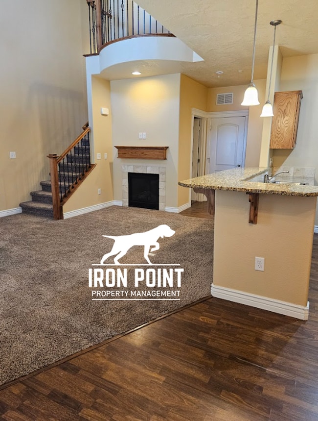 Building Photo - 3/2.5 in Boise-2 Car Garage, Fireplace, Vaulted Ceilings, Landscaping Included.