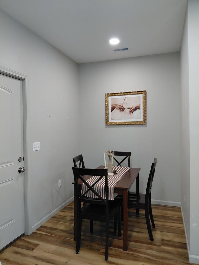 Building Photo - Townhome Apartments Unit 7
