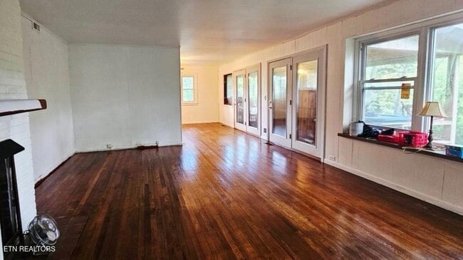 Photo - 313 W Outer Dr