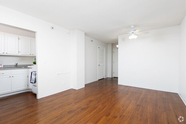 Studio, 1BA - 374SF - Living Room/Dining Room