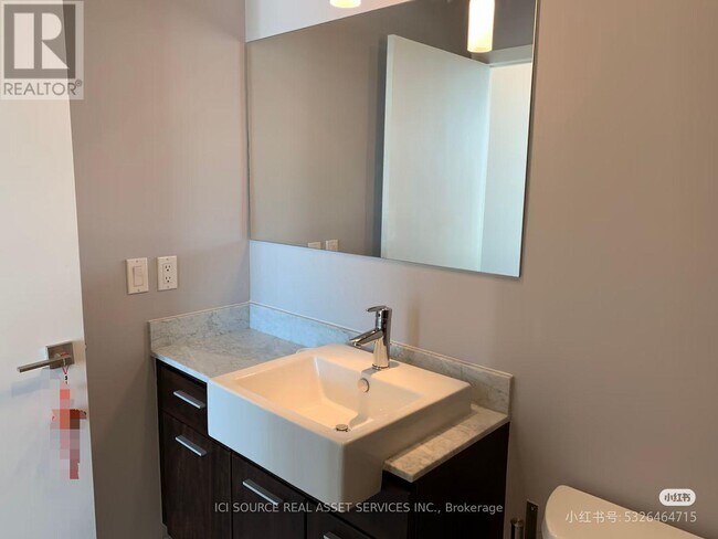 Photo - 770 Bay St.
