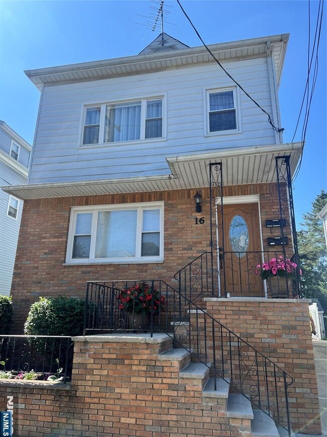 Building Photo - 16 Lanza Ave Unit 2-2 Rental