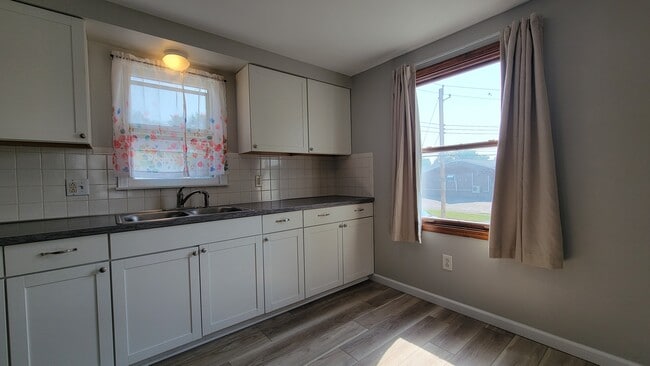 Building Photo - 11 Jeffrey Dr Unit 2 Rental