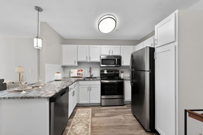 Elevate your lifestyle at Eagle Rock Apartments at West Hartford. Our modern kitchens boast sleek appliances and elegant finishes, perfect for culinary enthusiasts. Don’t miss out on securing your dream home—schedule a tour today!