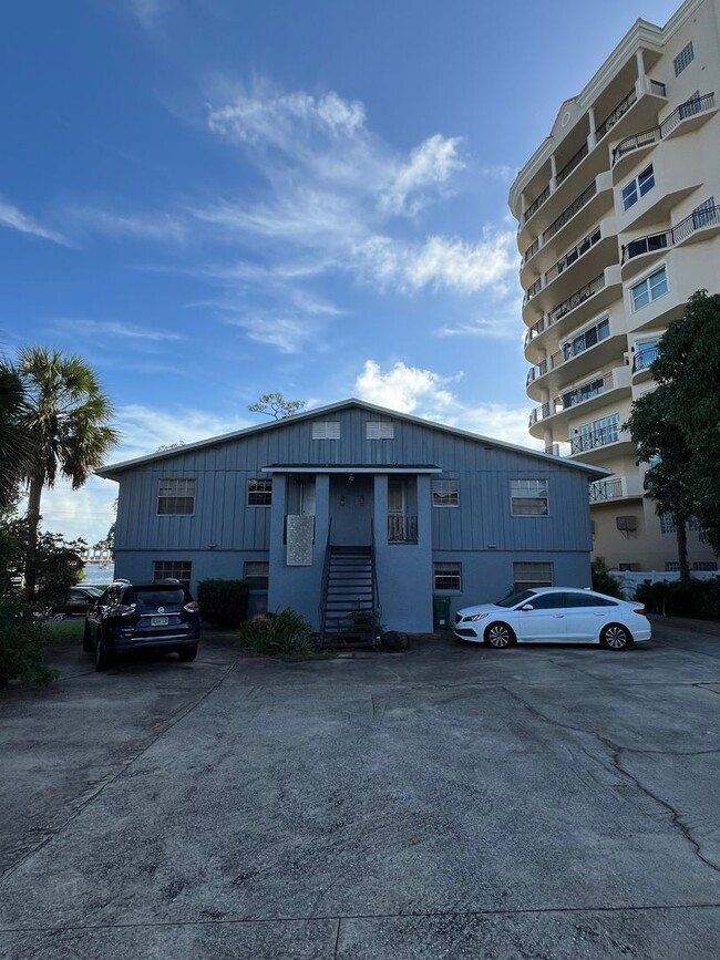 Building Photo - Riverside Unit RVS04