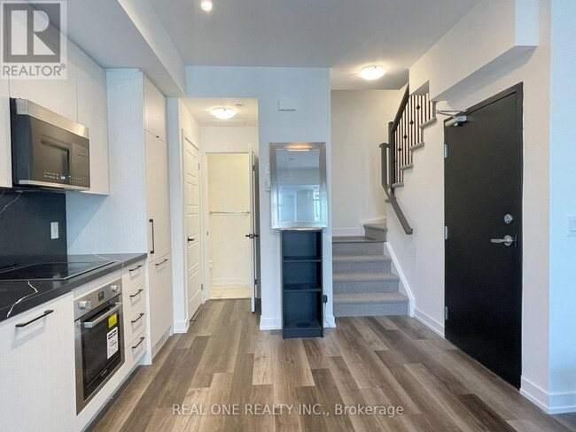 Photo - 851 Sheppard Ave W