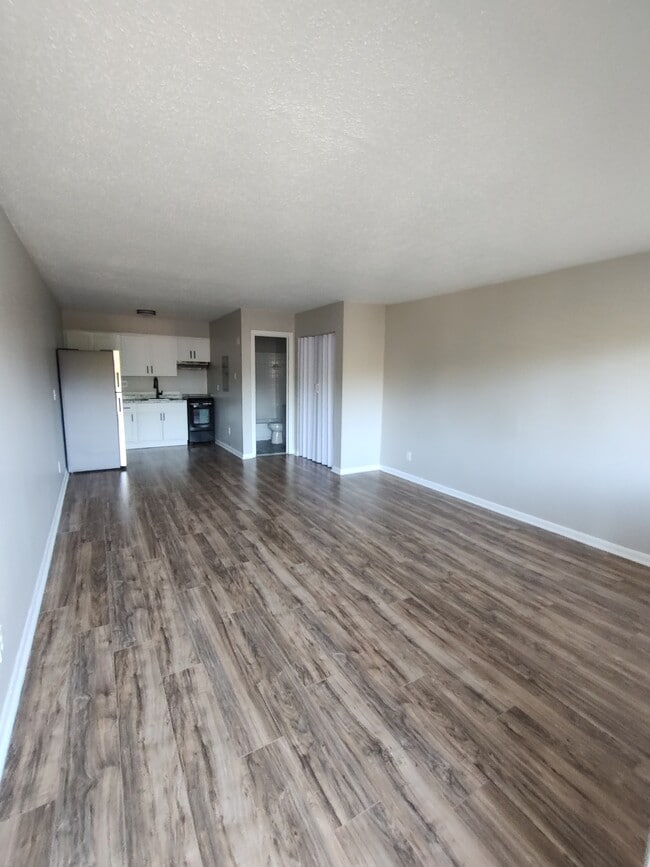 Building Photo - Capri Apartments Unit 16