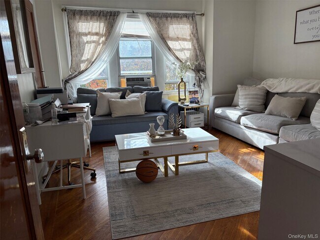 Photo - 140-99 Burden Crescent Unidad 2