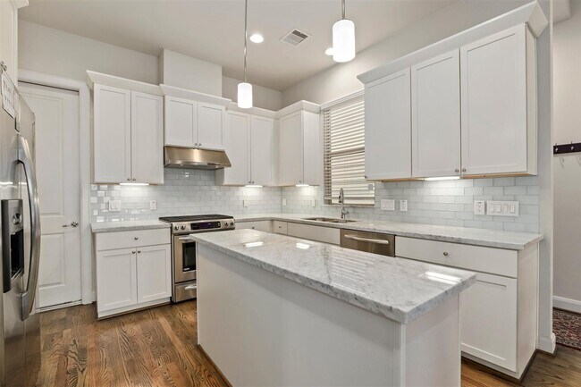 Photo - 3022 Maxroy St