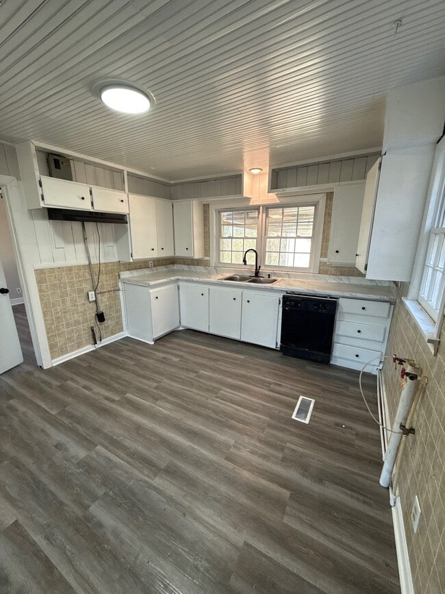 Photo - 1699 Eastland Ave