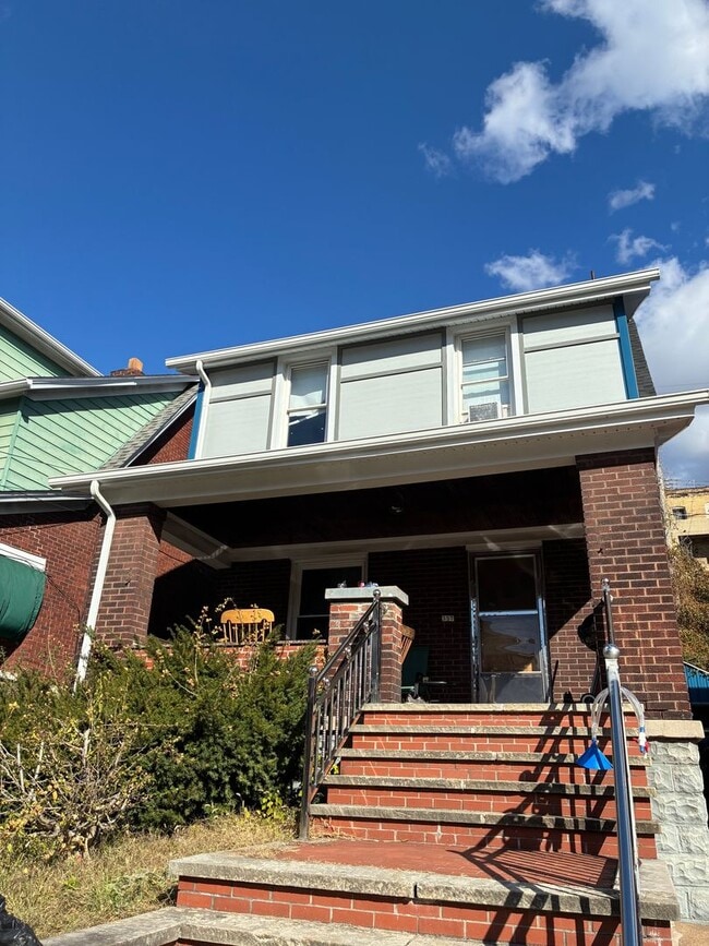 Building Photo - 5 Potential Bedroom, 2 Kitchens, 2 Bath Available 7/1 NEAR CAMPUS!!!!