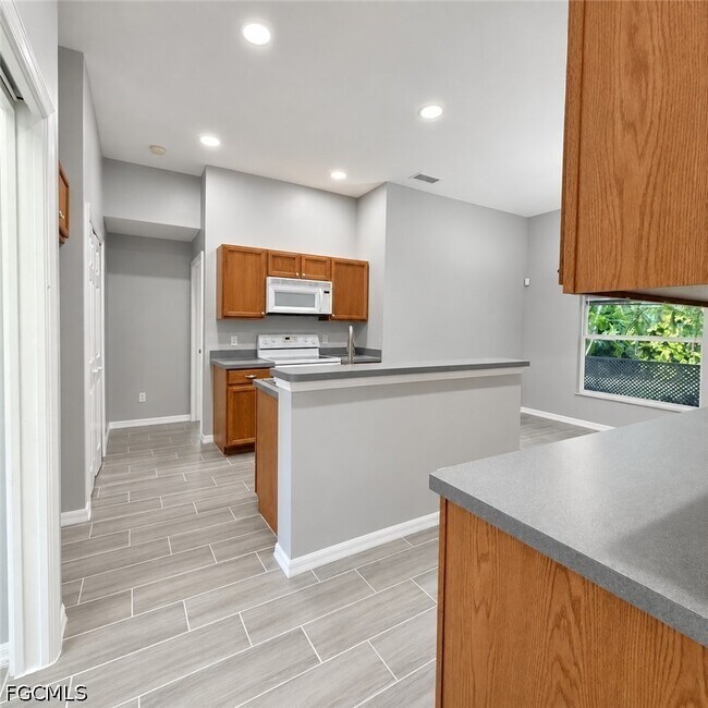 4914 SW 27th Ave