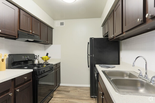 2BR, 1.5BA - 980 SF