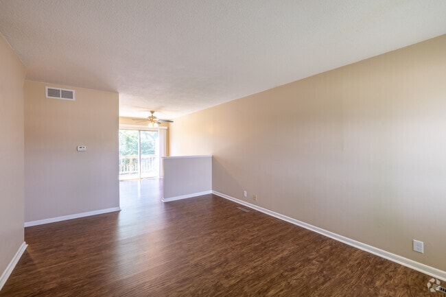 2BR, 1.5BA - 970SF