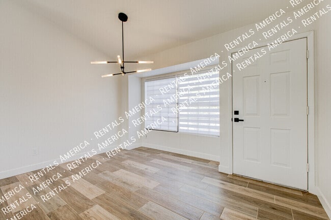 Photo - 819 W Ross Ave