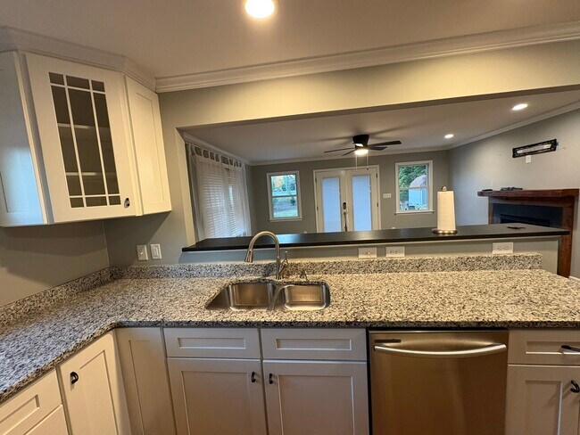 Photo - 901 James St