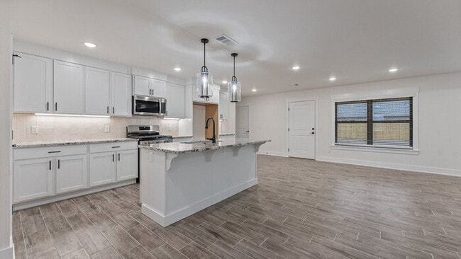 Photo - "Charming 3-Bedroom Retreat with Granite Finishes & Cozy Fireplace in Farmington!"