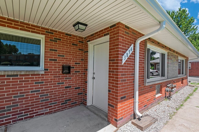 Building Photo - 3892-98 Brittany Circle - 3894