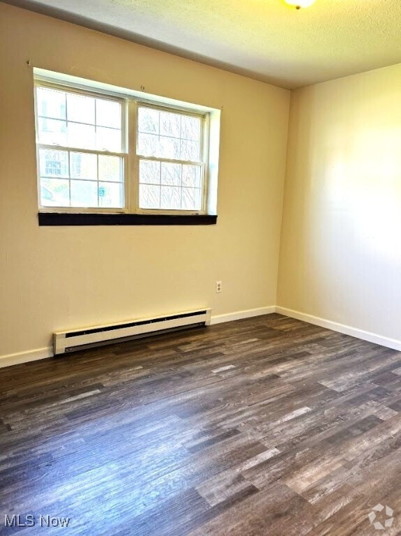 Building Photo - 230 Hallock Ave Unit 11 Rental