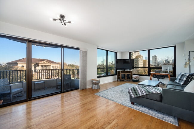 Building Photo - 2020 N Lincoln Park W Unit 3G