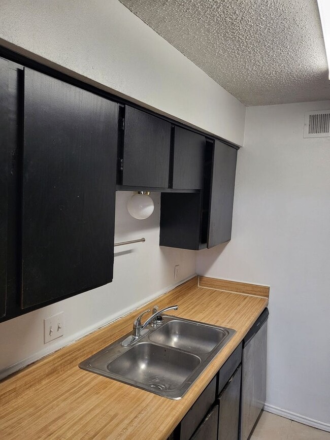 Photo - 1720 Justin Lyn St