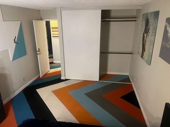 Building Photo - 2031 Market Ave Unit 124