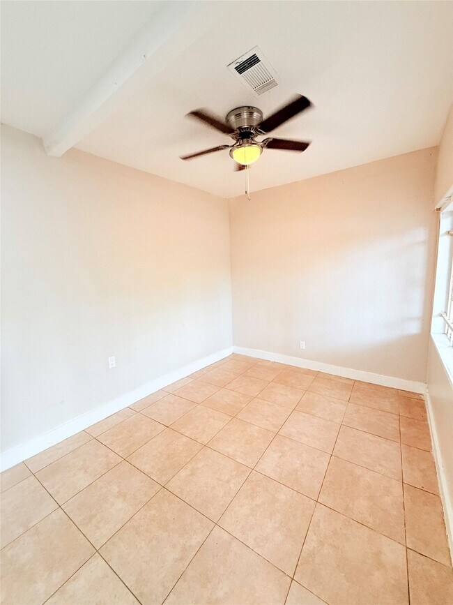 6109 Saxon Dr