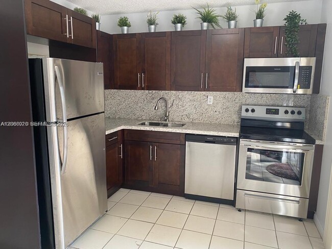 Photo - 560 NW 82nd Pl Unidad 305