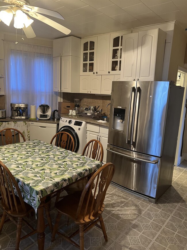 Photo - 405 Ave E