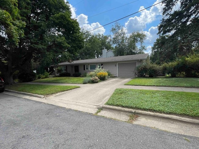 Photo - 4009 St Clair St