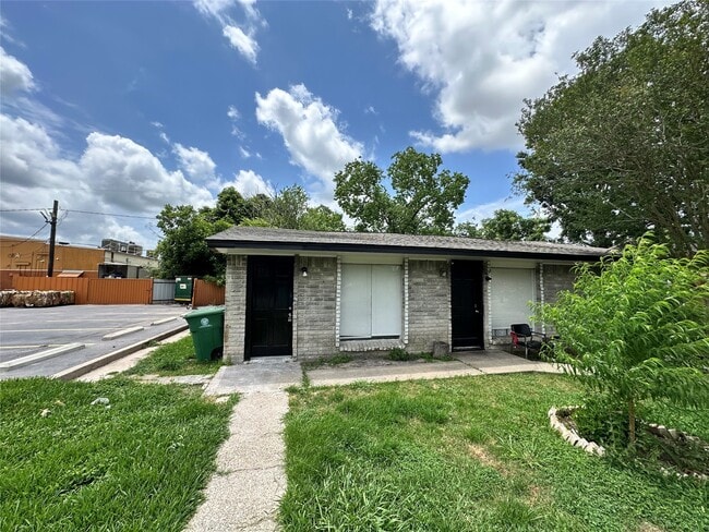 Building Photo - 7610 Red Robin Ln Unit 2 Rental