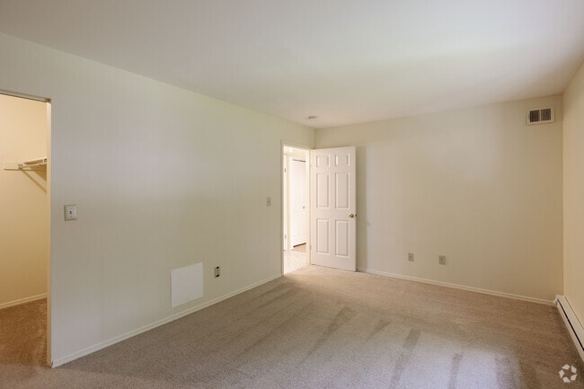 B Floor Plan - 2BR, 1BA_851SF - Primary Bedroom