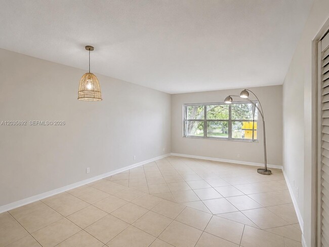 Photo - 280 S Cypress Rd Unidad 310