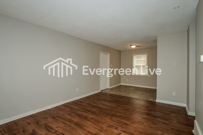 Photo - 473 Bradwood Ave