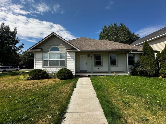 Building Photo - Lovely 3 Bedroom Single Level House- Close...