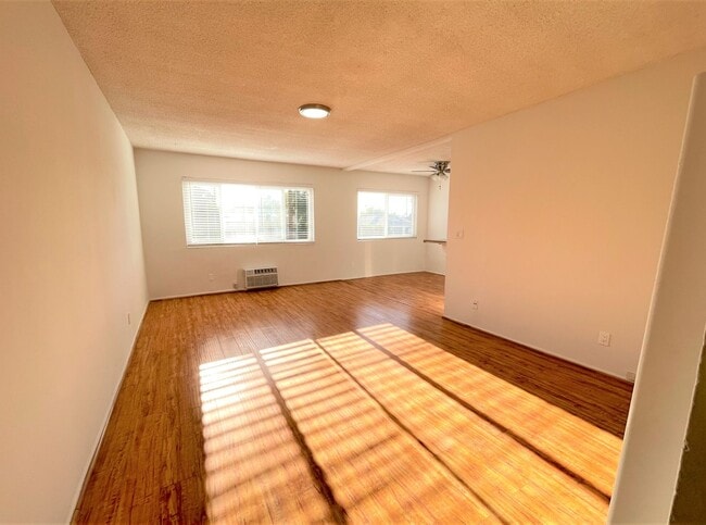 Photo - 5715 Vineland Ave