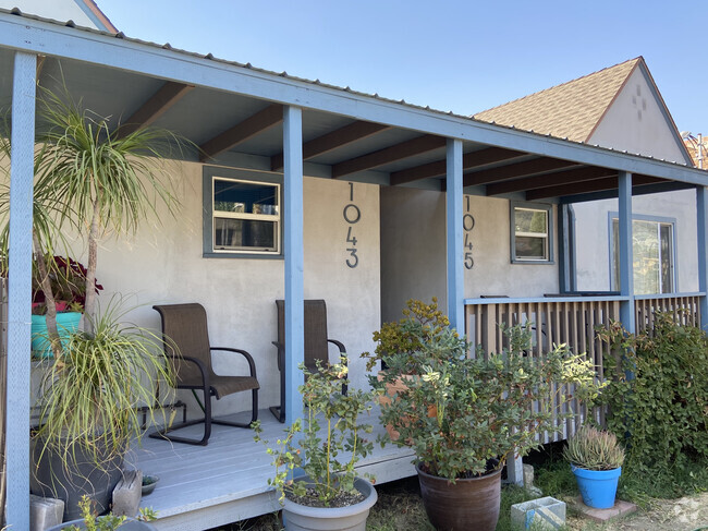 Building Photo - 1045 1/2 Sanborn Ave Rental