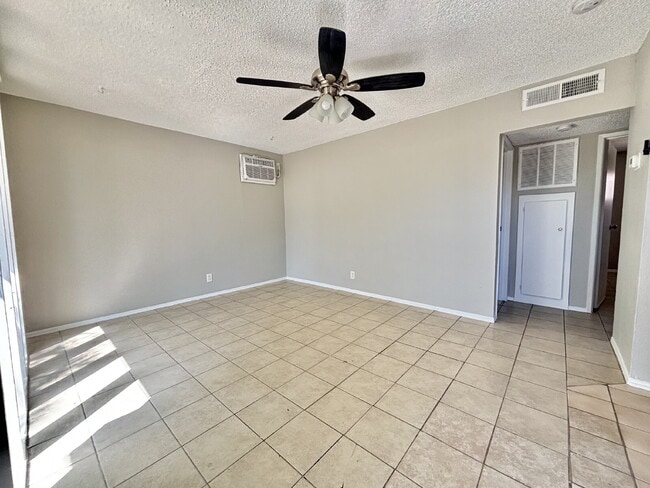Photo - Refreshed and well-maintained 2 bed/1 bath upstairs apartment ready to go! Unidad 4