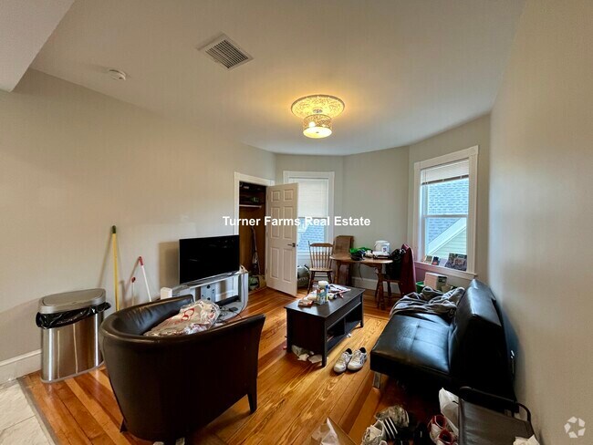 Building Photo - 267 E Cottage St Unit 3 Rental