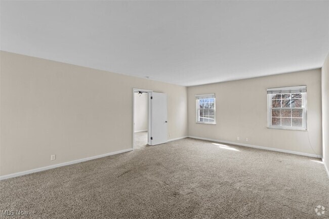 Building Photo - 19801 Van Aken Blvd Unit 205C Rental