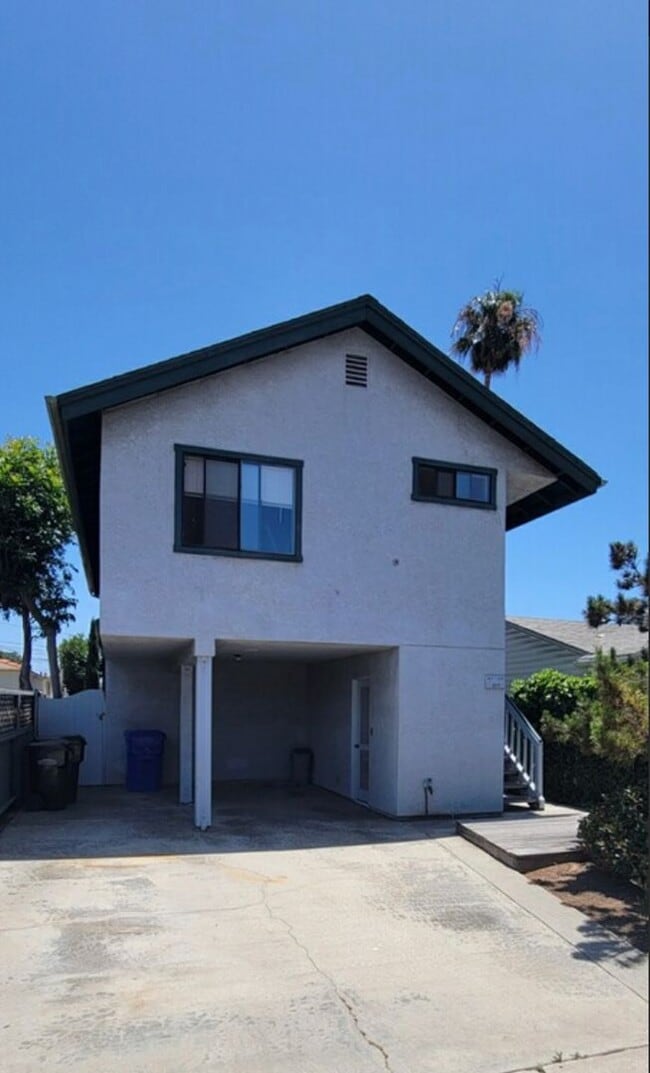 Building Photo - Upstairs 2 bed/1bath Apartment in Pacific Beach
