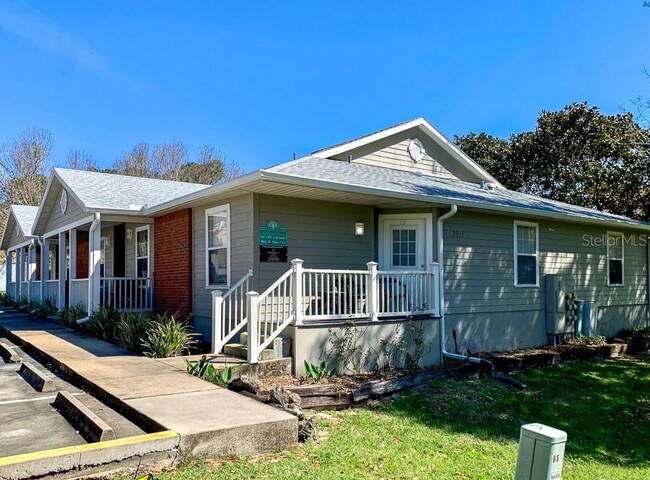 Building Photo - 3911 SW 27th St Unit 10