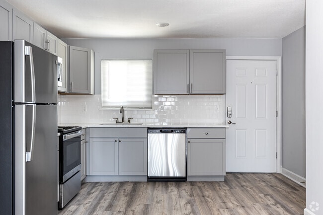 2BR, 1BA - 950SF