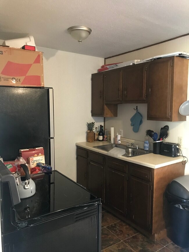 Cocina completa con estufa/horno & Refrigerador - Campus Apartments East