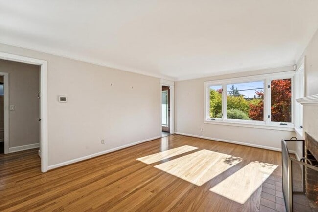 Photo - 3 bedroom in Seattle WA 98117