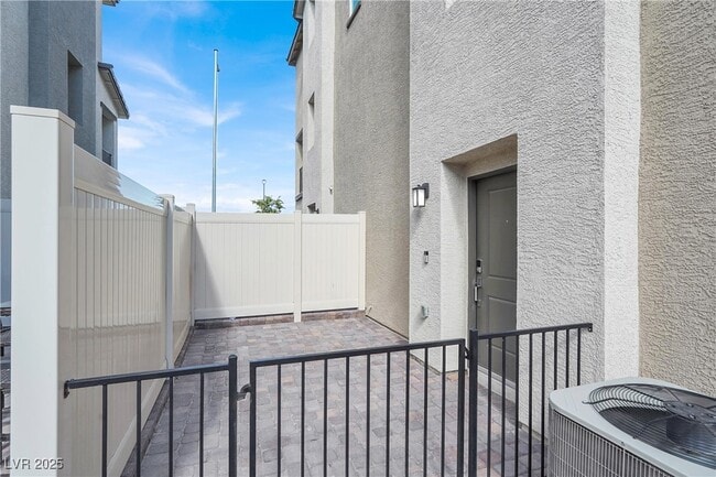 Building Photo - 2662 Champagne Gold Ave